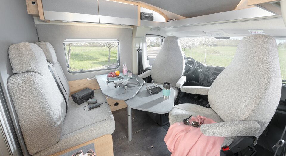 Extra-large seating area | Open driver’s cab offers the spaciousness of the liner class