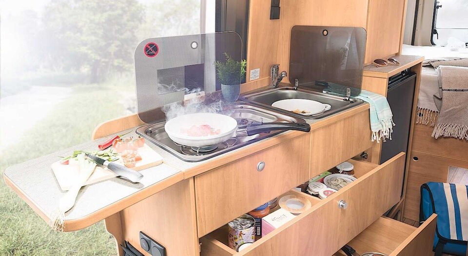 Amplia cocina |  Los armarios y cajones ofrecen espacio para todos los utensilios