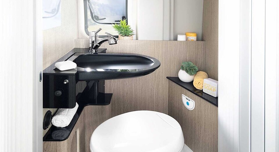 Practical central bathroom | Extra bathroom space and it doubles as a room divider