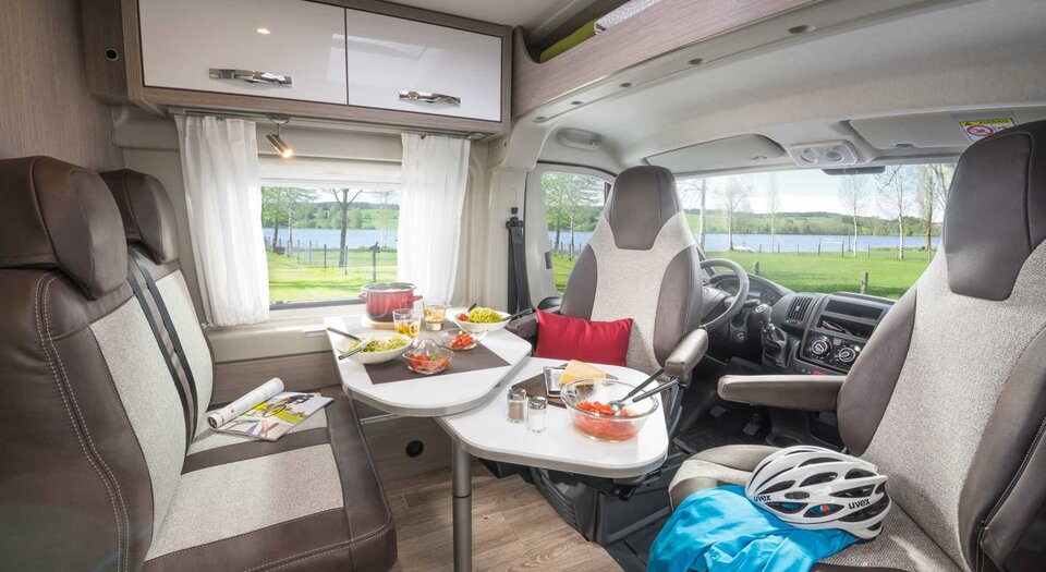 Grande et vaste dînette | Les sièges de la cabine de conduite peuvent être complètement intégrés dans l’espace de vie