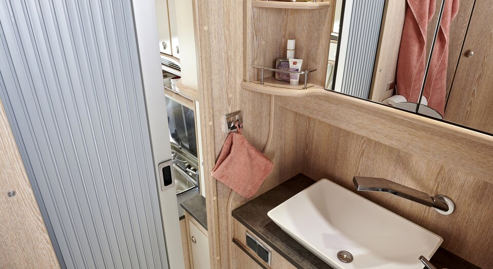 Bathroom in the rear | Spacious bathroom over the entire width of the rear
