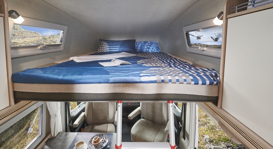 Roof bed and removable rear bed (optional) | Without rear bed there is extra storage space; with rear bed there is sleeping space for up to 4 persons
