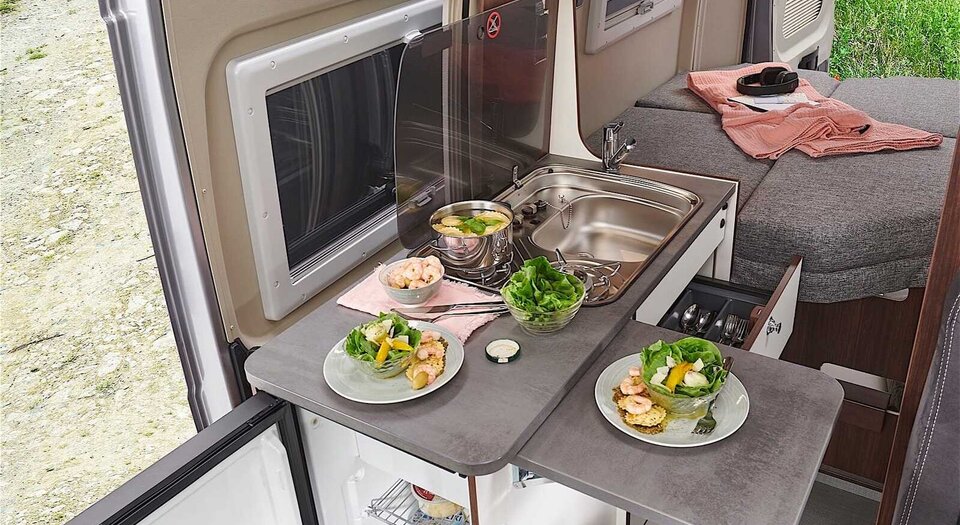 Cocina con frigorífico compresor | Dos bisagras facilitan el acceso desde el interior y el exterior