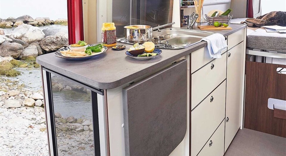 Cocina espaciosa | Los armarios y cajones ofrecen espacio para todos los utensilios (nueva forma de cocina a partir de aprox. la producción de noviembre de 2020).