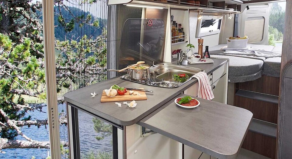 Cocina con frigorífico de compresor | Dos bisagras facilitan el acceso desde el interior y el exterior
