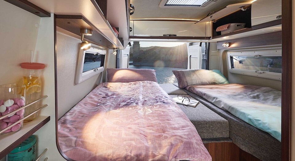 Dormir como un rey | Dos grandes camas individuales en la parte trasera para noches tranquilas en máxima calidad