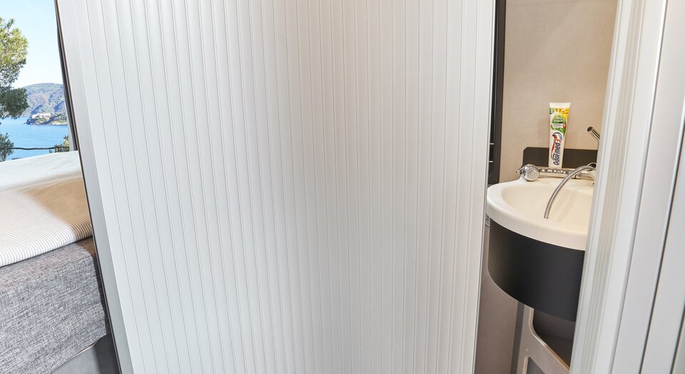 Nuevo Cuarto de baño central | Gran solución al cuarto de baño sirviendo también como separador de ambientes.