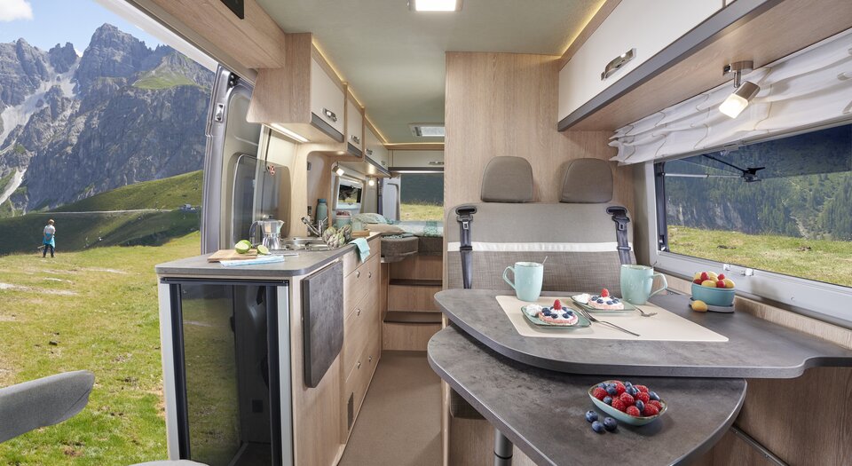 Culinary-based, practical design | The extra-large kitchenette features a large 100 L fridge for local homegrown delicacies on the road