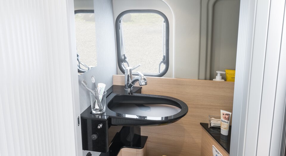 Practical bathroom concept | Bathroom with flip-up wash-hand basin