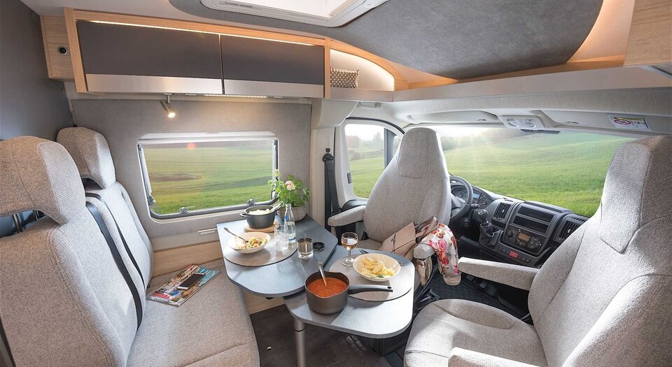 Extra-large seating area | Open driver’s cab offers the spaciousness of the Liner class